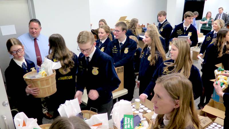 FFA members pick up their boxed lunches and commodity baskets in the Stratton Building to deliver to  the representatives and senators in their respective districts during Illinois Agricultural Legislative Day on March 13. The baskets, delivered by about 1,000 FFA members, were filled with Illinois-produced products to remind lawmakers of agriculture’s diversity.