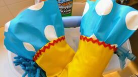 Donna’s Day: Make cheap and sweet ‘glam’ cleaning gloves