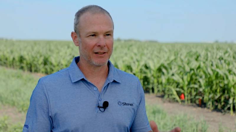 Syngenta Agronomy Service Representative Jesse Grote discusses the importance of managing troublesome weeds like waterhemp using a herbicide program with overlapping residuals while showcasing the superior weed control of Storen herbicide in trials at the Grow More Experience site near Slater, Iowa.