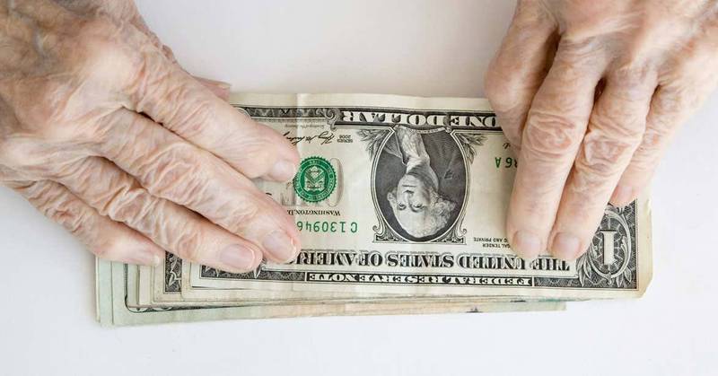 If you’re a retired senior citizen, there’s a good chance you’re living on a fixed income. That means you’re probably on the hunt for ideas to save money.