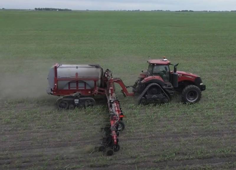 A farmer applies nitrogen fertilizer to a corn field in Boone County in June 2024.