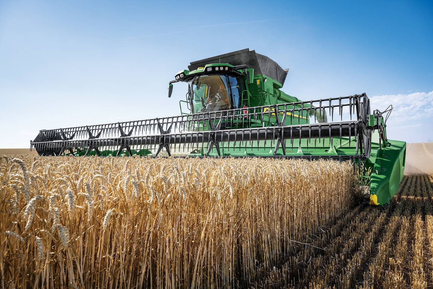 The T6 800 walker combine’s grain tank is nearly a quarter larger and unloads 20% faster.