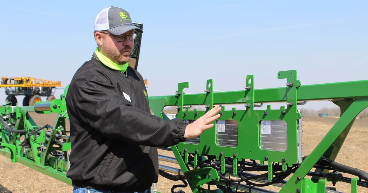 Operator comfort enhanced in new John Deere 400, 600 Series Sprayers