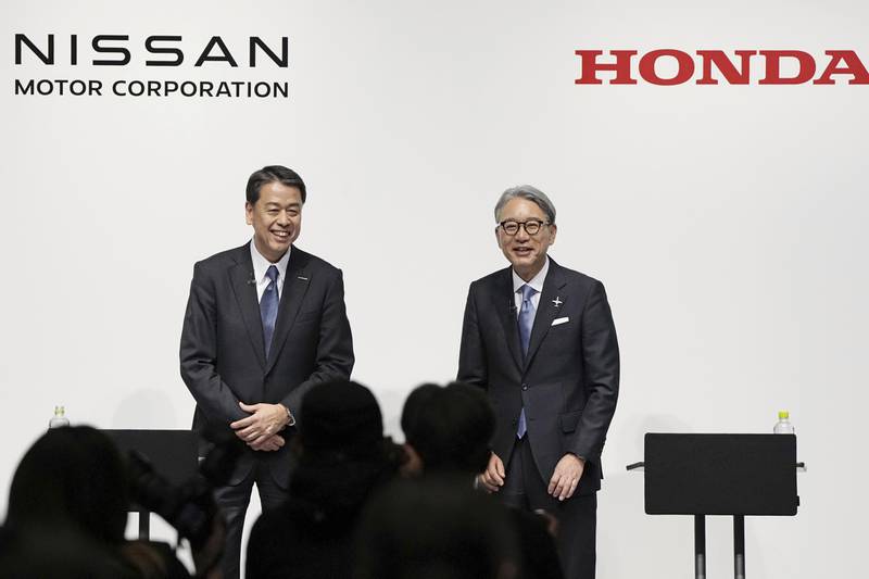 Nissan Chief Executive Makoto Uchida (left) and Honda President Toshihiro Mibe attend a joint news conference in Tokyo.