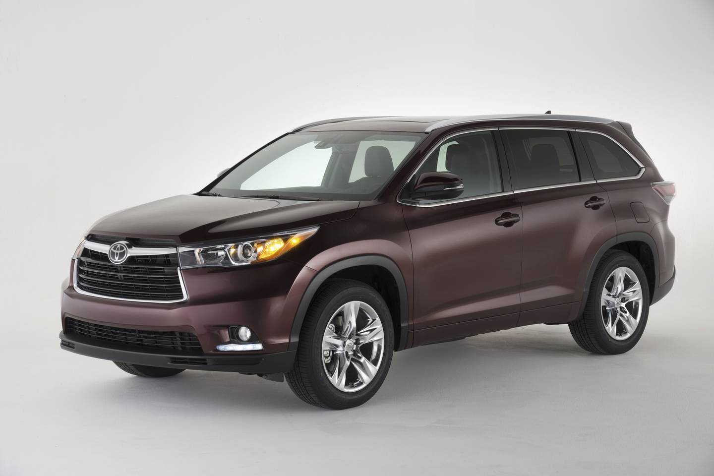 Thanks to a comfortable ride and abundant standard features, a 2016 Toyota Highlander midsize SUV should serve an on-the-go teen well.