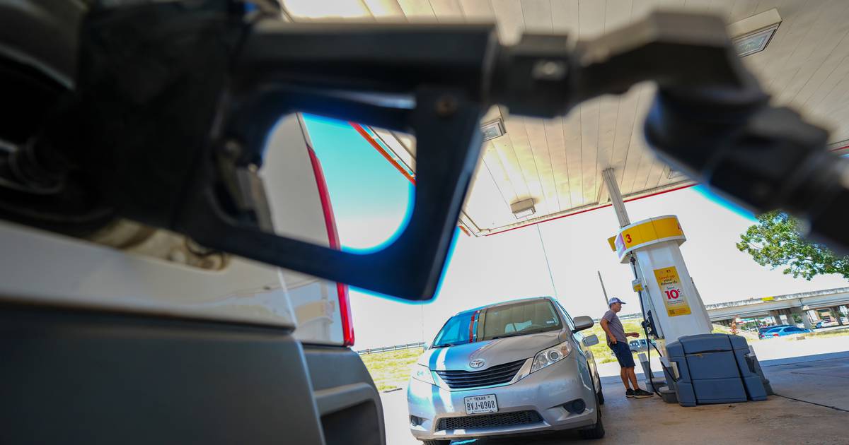 Pump prices likely to rise after U.S., EU hit Russian oil companies with new sanctions