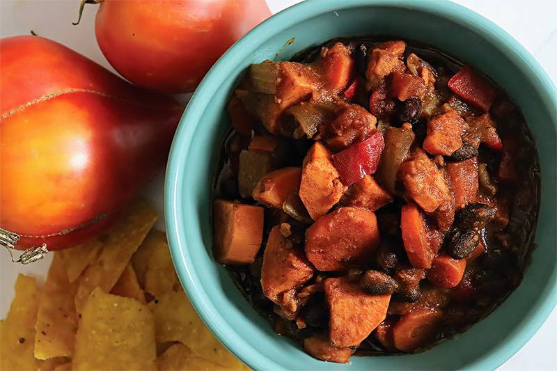 A nutritional powerhouse, this Sweet Potato and Black Bean Chili embodies the essence of budget-friendly style.
