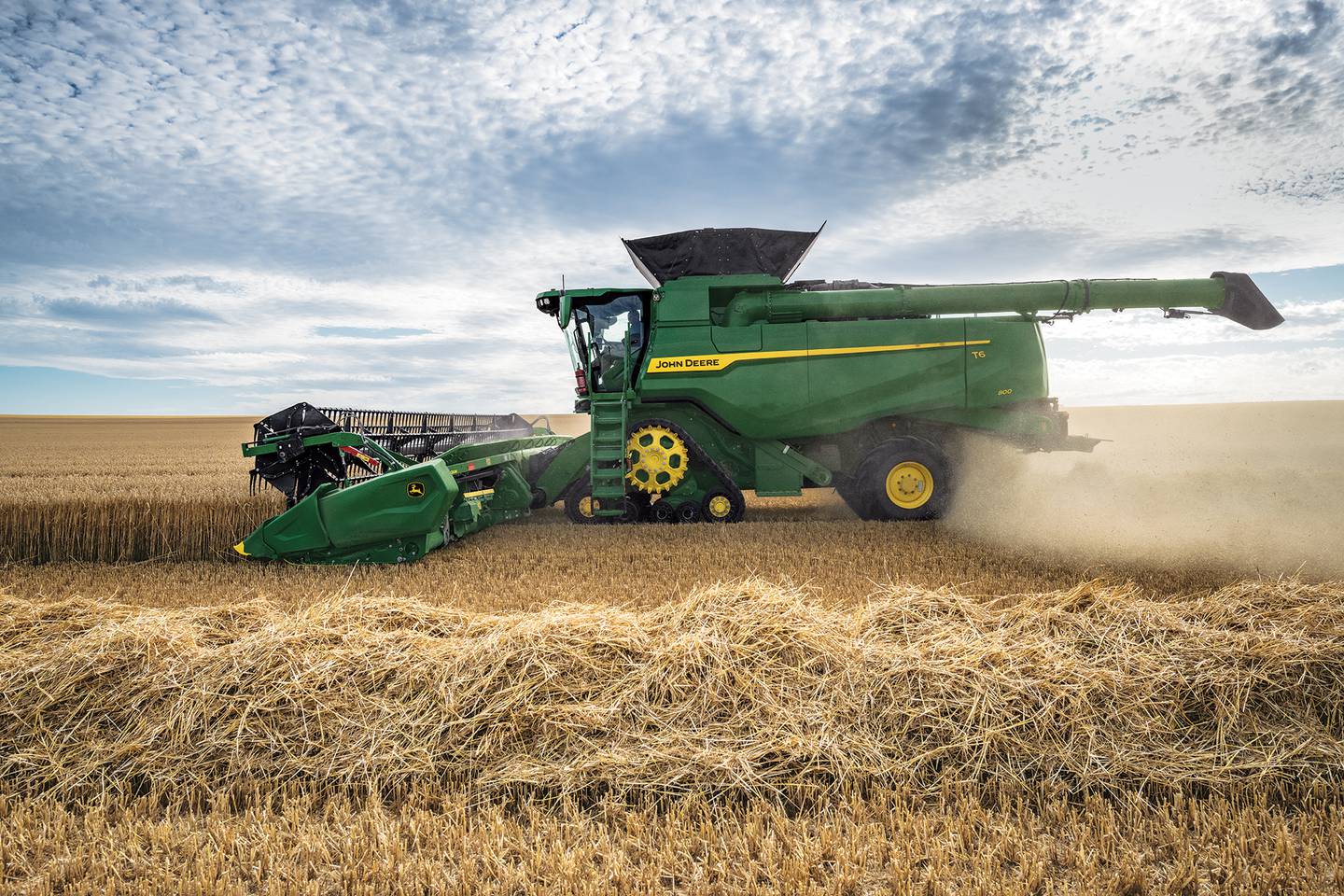The new T6 800 has a larger grain bin and faster unload rate, capable of unloading 10 tons of grain in just 90 seconds.